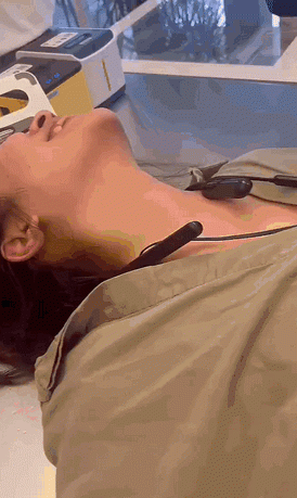 GIF：​年轻人越来越会玩了