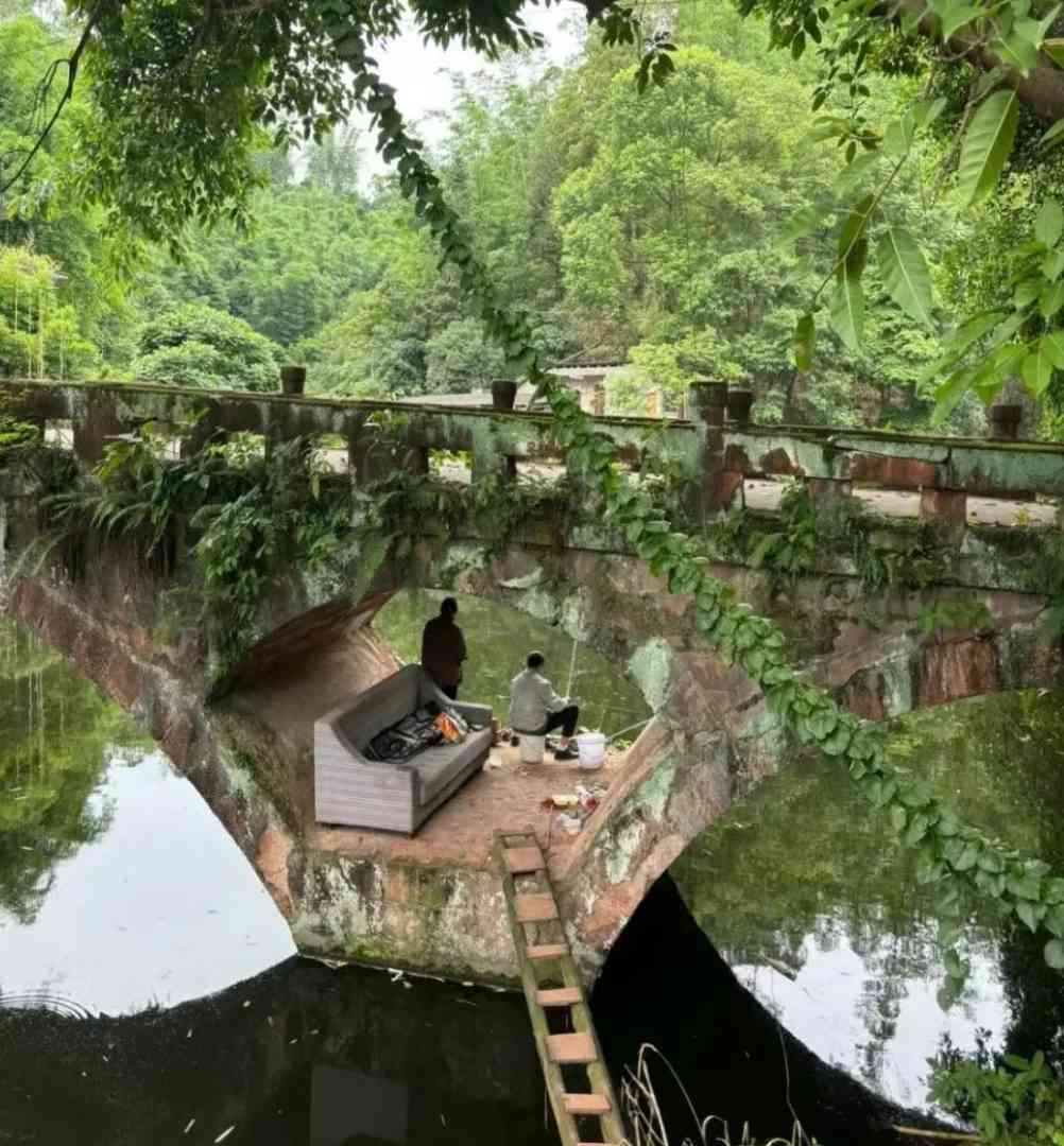 蹲着玩电脑不累吗？